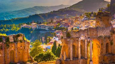 italie_sicilie_taormina_vakantie-sicilie_grieks-theater_uitzicht_dorp_shutterstock