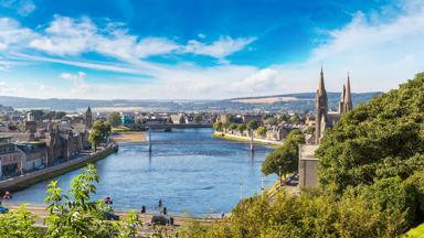 schotland_inverness_stad_brug_water_uitzicht_kerk_shutterstock