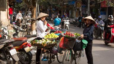 vietnam_hanoi_local_straatverkoper_w.jpg