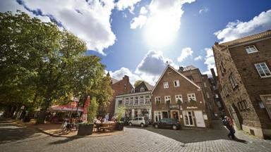 duitsland_noordrijn-westfalen_kaiserswerth_plein_terras_mensen_getty