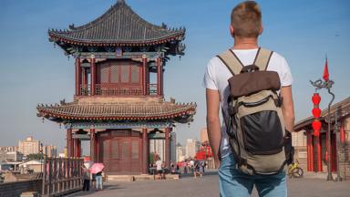 china_xian_stadsmuur_pagode_man_shutterstock_1176071212