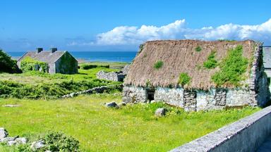 ierland_county-galway_aran-islands_inishmore_cottage_huis_shutterstock_1062283769