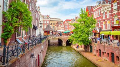 nederland_utrecht_gracht-fietsen-mensen_shutterstock