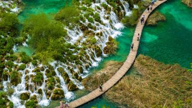 kroatie_nationaal-park-plitvice_steiger_meer_luchtfoto_mensen_GettyImages-661843365