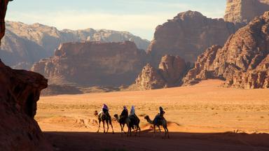 jordanie_wadirum_bedouinen-op-kamelen_sfeerbeeld_mooi-beeld_b.jpg