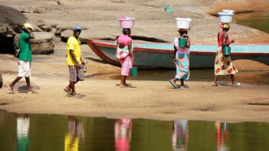 suriname_danpaati_lokalebevolking_rivier_boot_f