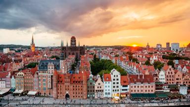 polen_pommeren_gdansk_stad_kade_daken_zonsondergang_GettyImages-543535284