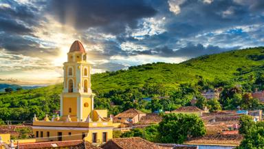 cuba_sancti-spiritus_trinidad_convent-of-saint-assisi_museum-of-the-fight-against-bandits_kleur_zonsondergang_getty