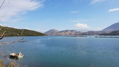 albanie_vlore_saranda_natuur_meer_bootje_visser_sfeerbeeld_f